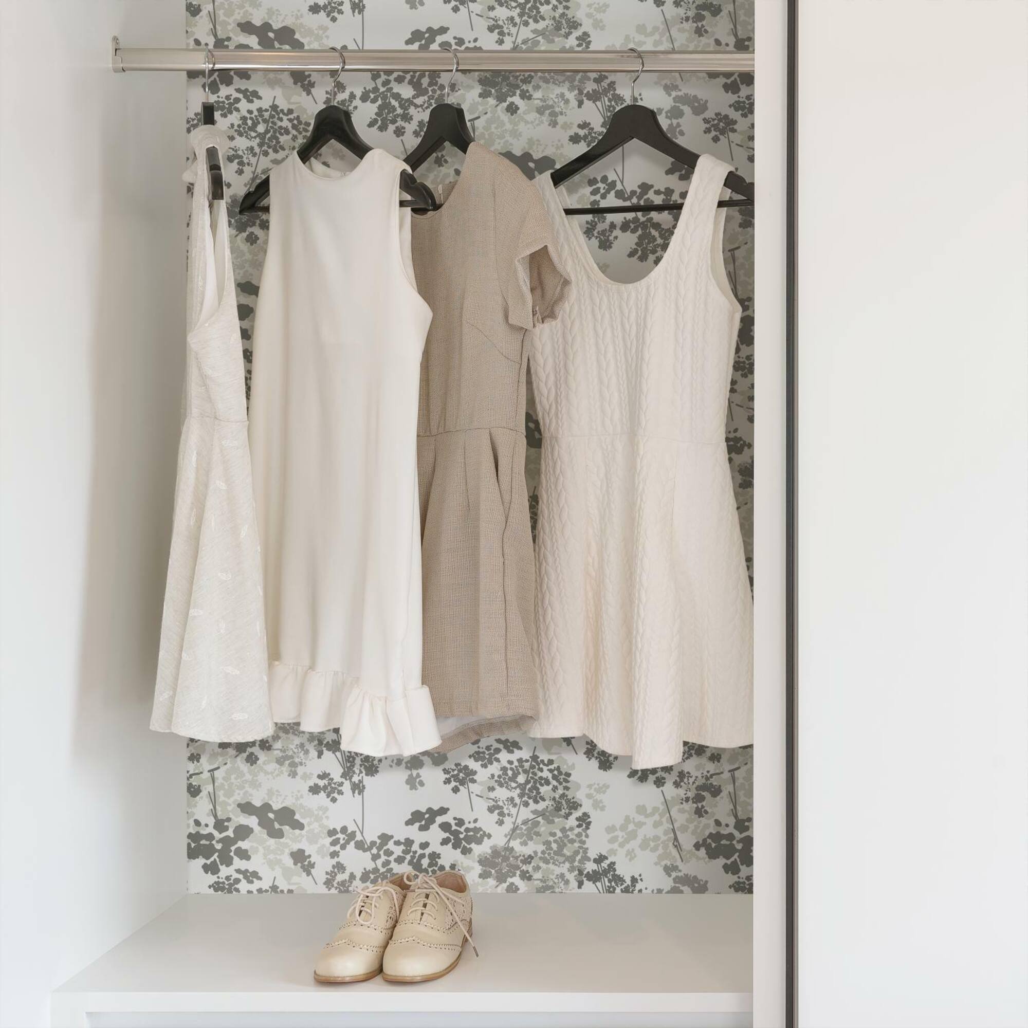 RoomMates Queen Anne's Lace Peel & Stick Wallpaper